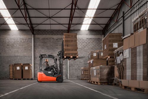 Electric Forklifts in the UK: Benefits, Rentals