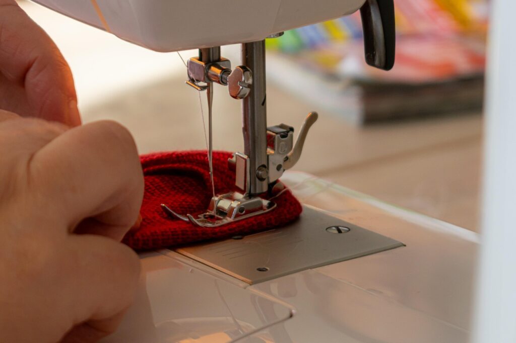 sew, handwork, sewing machine, needle, craft, material, thread, close up, sewing machine, sewing machine, sewing machine, sewing machine, sewing machine-8353303.jpg