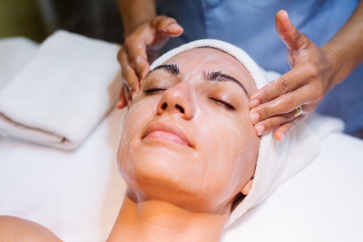 A Detailed Look at the Deep Cleansing Facial with Extraction Process