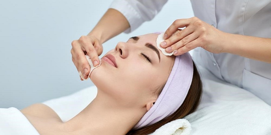 Deep Cleansing Facial with Extraction for Teenage Skin