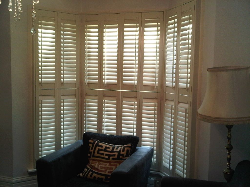 "Elegant window blinds in a modern London living room by Ava Blinds"