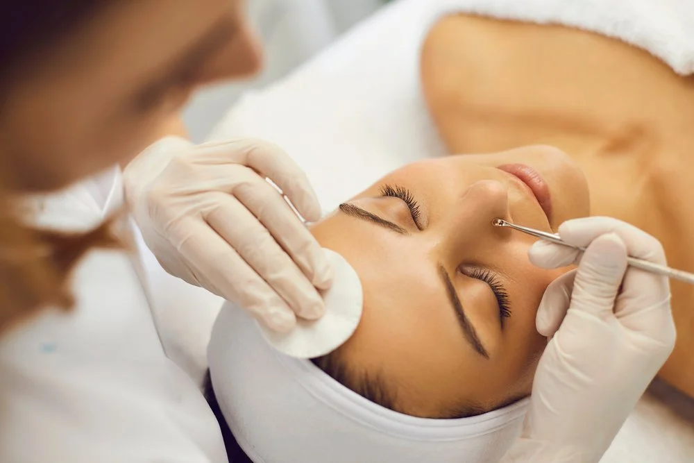Who Should Get a Deep Cleansing Facial with Extraction?